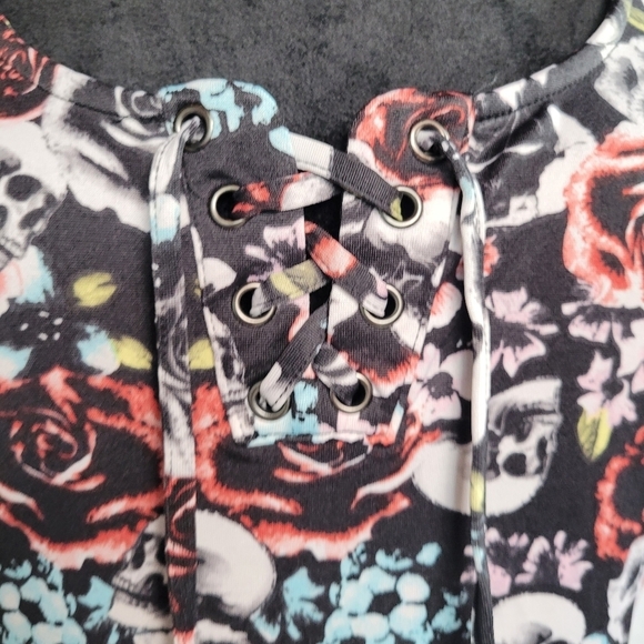 NWT Hot Topic Multicolor Rose & Skull Sleeveless Fit&Flare Lace Up Dress Size L - Picture 2 of 11